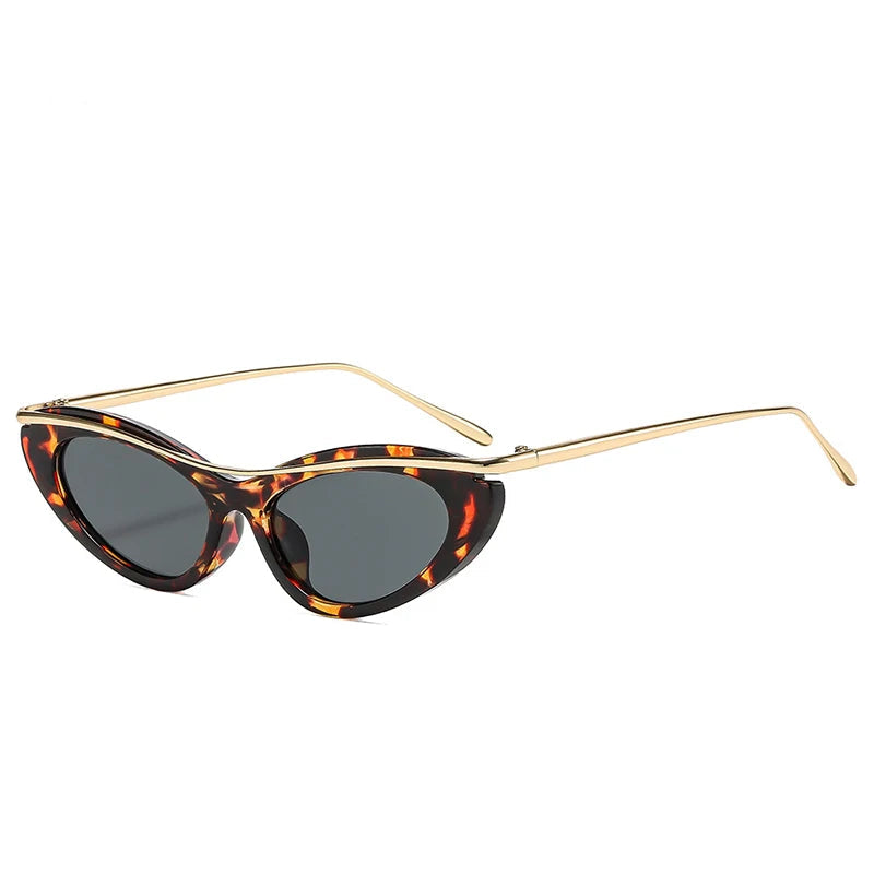 Óculos de sol feminino gatinho tartaruga com hastes douradas e lentes escuras UV400. Óculos de sol IS Aura feminino estilo cat eye tartaruga com detalhe dourado. Óculos de sol feminino moderno tartaruga com armação gatinho e hastes metálicas douradas. Óculos de sol elegante feminino tartaruga com lentes escuras e proteção UV400. Óculos de sol feminino premium modelo gatinho tartaruga com acabamento sofisticado. Óculos de sol fashion feminino cat eye tartaruga com design contemporâneo e dourado.