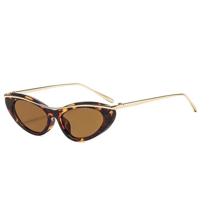 Óculos de sol feminino gatinho tartaruga com lentes marrons e hastes douradas UV400. Óculos de sol IS Aura feminino estilo cat eye tartaruga com lente marrom e detalhe dourado. Óculos de sol feminino moderno tartaruga com armação gatinho e lentes marrons UV400. Óculos de sol elegante feminino tartaruga com lentes marrons e proteção UV400. Óculos de sol feminino premium modelo gatinho tartaruga com lentes marrom e acabamento sofisticado. Óculos de sol fashion feminino cat eye tartaruga com lentes marrons.